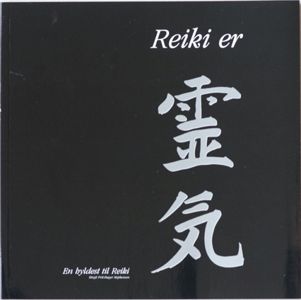 Der findes en del bøger om Reiki.
De beskriver Reikis historie, håndpositioner, indvielser og inspiration til behandlingerne.
Det er godt og de bøger er der behov for.
Denne bog er helt anderledes.
Energi er det materiale, som en Reikihealer eller Reikimester har at gøre godt med.
Bogen er et forsøg på at indkredse og beskrive selve den ENERGI, som er essensen af Reiki.
Bogen er også en kærlighedsgave til alle dem, der elsker Reiki og nyder at heale sig selv og andre..
Formen er poetisk og der er smukke illustrationer af Reikimester, kunstner Annette Valstrøm