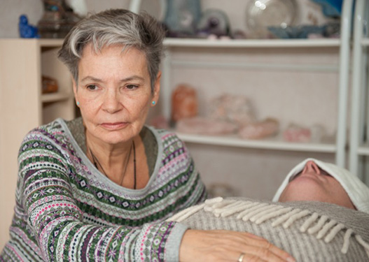 Behandling, terapi og clairvoyance

Jeg lægger vægt på, at klienten skal kunne komme til mig med alle problemstillinger. De møder forståelse, medfølelse, indføling og stor tryghed. Mine tidligere klienter fortæller, at det som regel lykkes for mig at finde ind til kernen af deres udfordring og transformere den til noget positivt. Mit udgangspunkt er, at hver enkelt behandling skal virke, så klienten oplever en bedring. Jeg har især gode resultater med behandling af psykiske udfordringer som frygt, mindreværd, initiativløshed, fobier og eftervirkninger efter overgreb.