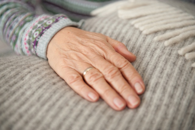 Reiki er en traditionel japansk helbredelsesteknik, der virker ved håndspålæggelse. Reiki fremstår smukt og enkelt. Du ligger behageligt på en behandlingsbriks med alt tøj på og tæppe over. Det føles trygt, at et menneske som lægger sine hænder på dit hoved og din krop, mens varmen breder sig, og du får ro på og giver slip på kropslige spændinger og uønskede følelser. Reiki understøtter og beriger medicinsk behandling, zoneterapi, akupunktur, massage, fysioterapi, kiropraktik og psykoterapi.